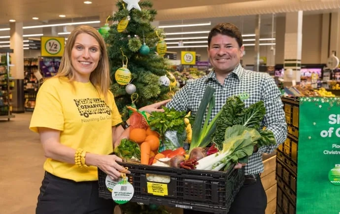 Woolworths-OzHarvest-Christmas-Appeal-OzHarvest-Head-of-Fundraising-Henrietta-Ardlie-and-Woolworths-Community-Manager-Simon-Tracey-1-690x435